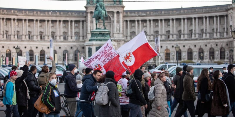 Protestující proti vládním opatřením a povinnému očkování vyšli do ulic také v Rakousku.