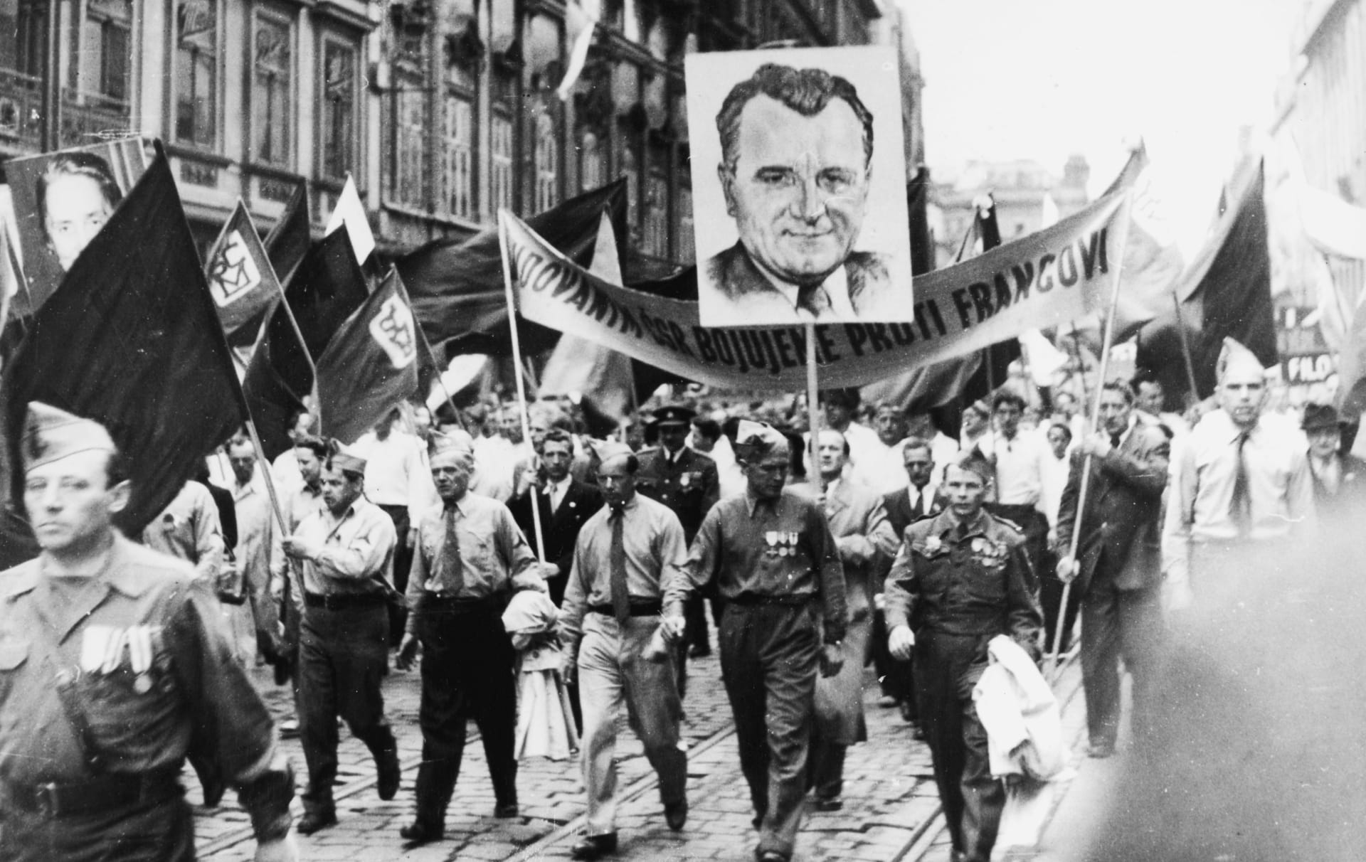 V komunistickém Československu se dlouho pěstoval kult Gottwaldovy osobnosti.