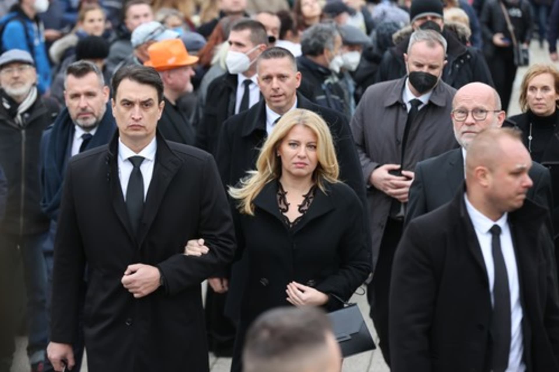 Na pohřeb Miroslava Žbirky dorazila Zuzana Čaputová spolu se svým partnerem Jurajem Rizmanem. 