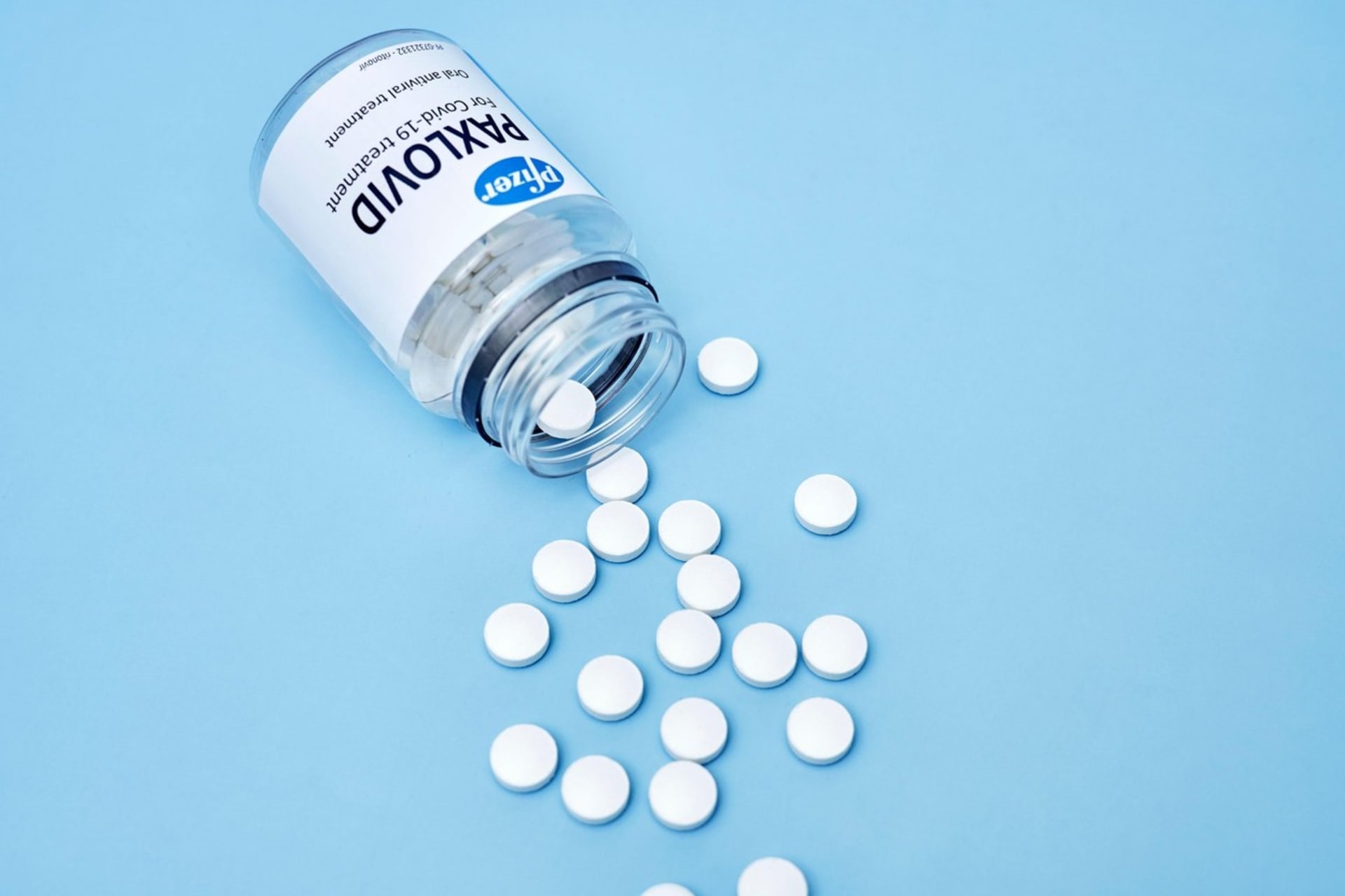 Podle tří testů společnosti Pfizer je lék paxlovid účinný proti omikronu. Riziko hospitalizace a úmrtí snižuje o 90 procent.