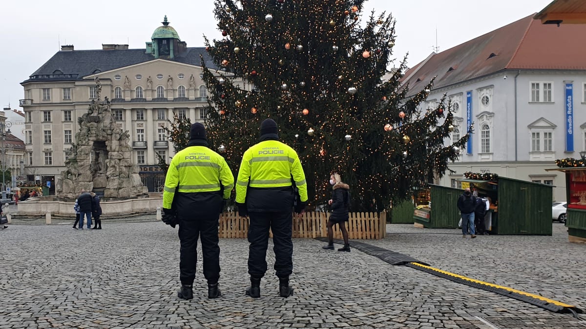 Policisté v Brně načapali souložící pár nedaleko obchodího centra. (Ilustrační foto)