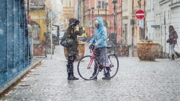 Do Česka dorazí sněžení, meteorologové varují před náledím. O víkendu se výrazně oteplí