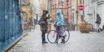 Do Česka dorazí sněžení, meteorologové varují před náledím. O víkendu se výrazně oteplí