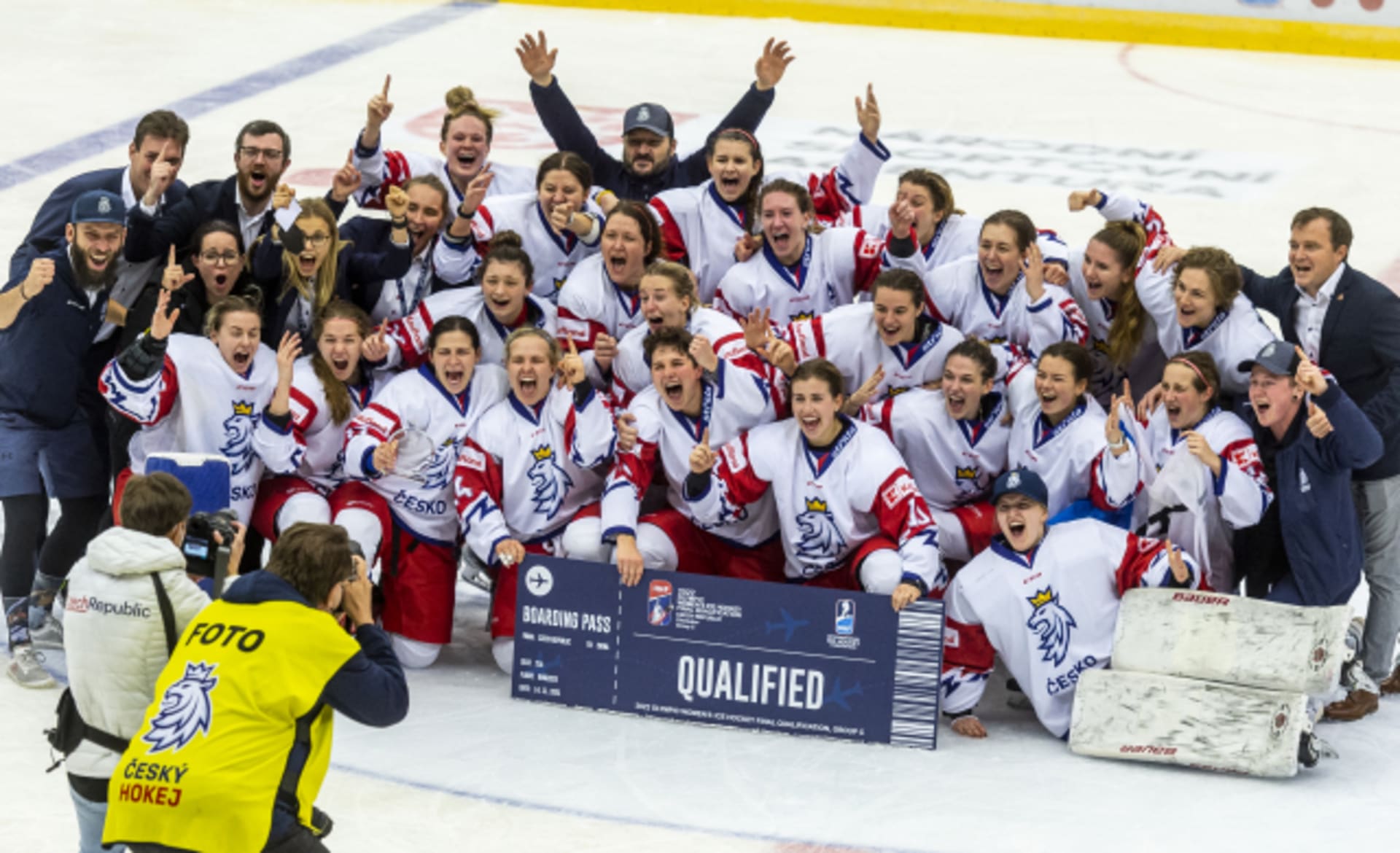 České hokejistky se radují z kvalifikace na olympijský turnaj, které dosáhly díky třem výhrám na turnaji v Chomutově.