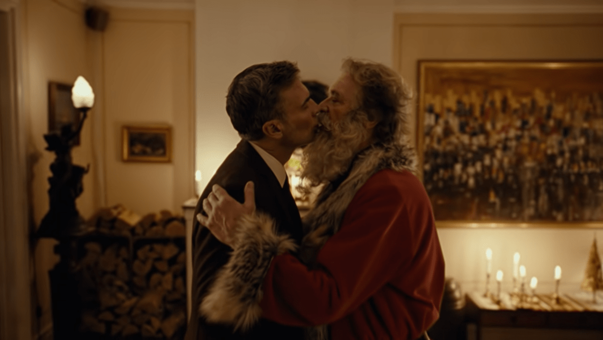 V nové norské reklamě se Santa Claus líbá s mužem. (Autor: Posten)