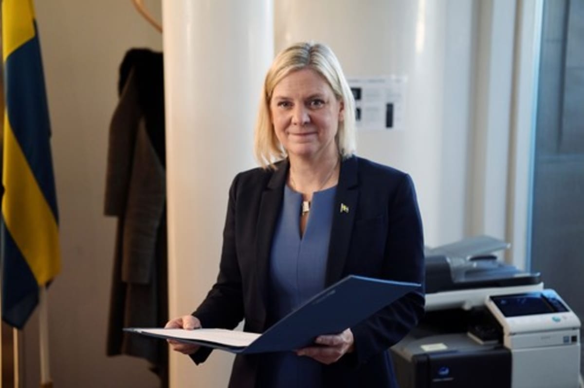 Nová švédská premiérka Magdalena Anderssonová se vzdala své funkce v den potvrzení parlamentem. 