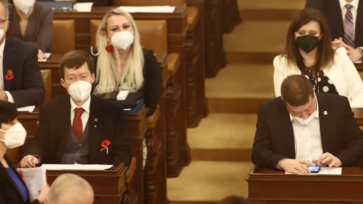 Hayato Okamura a Tomio Okamura na první schůzi Poslanecké sněmovny