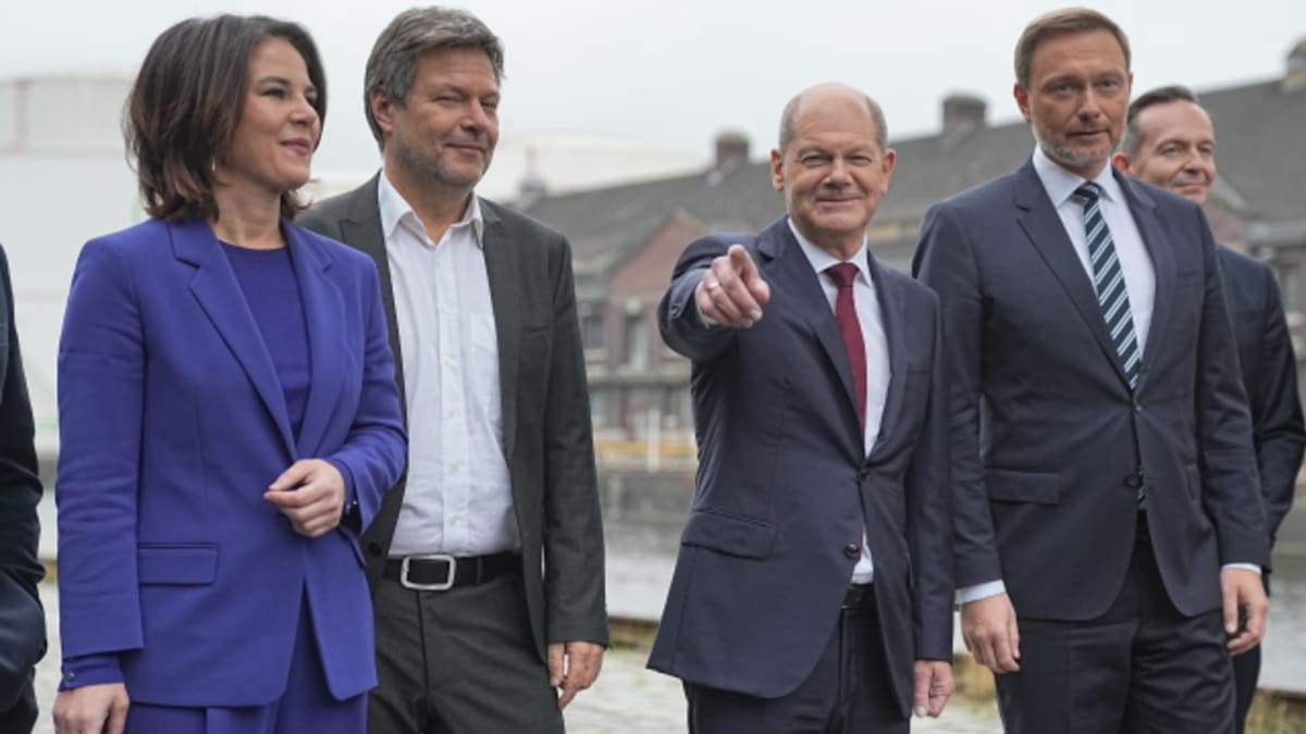 Annalena Baerbocková (Zelení), Robert Habeck (Zelení), Olaf Scholz (SPD) a Christian Lindner (FDP) podepsali koaliční smlouvu.