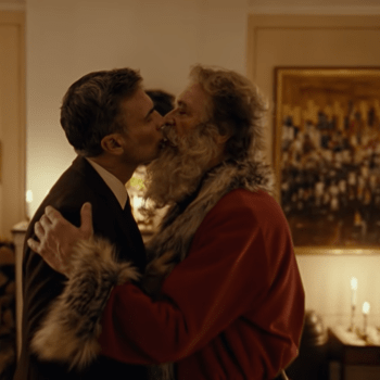 V nové norské reklamě se Santa Claus líbá s mužem.