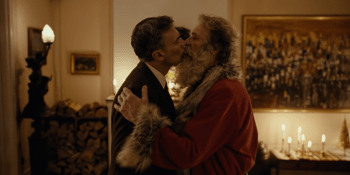 Santa Claus se líbá s mužem. Vánoční reklama norské pošty vzbuzuje vášně