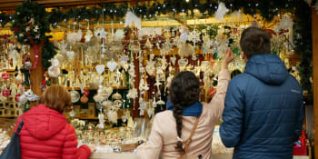 PŘEHLEDNĚ: Zákaz vánočních trhů a omezení restaurací. Co dalšího vláda zpřísnila?