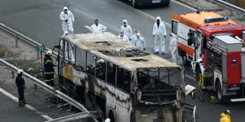 Mohly za výbuch autobusu v Bulharsku petardy? Pasažéři jich měli v zavazadlech tisíce