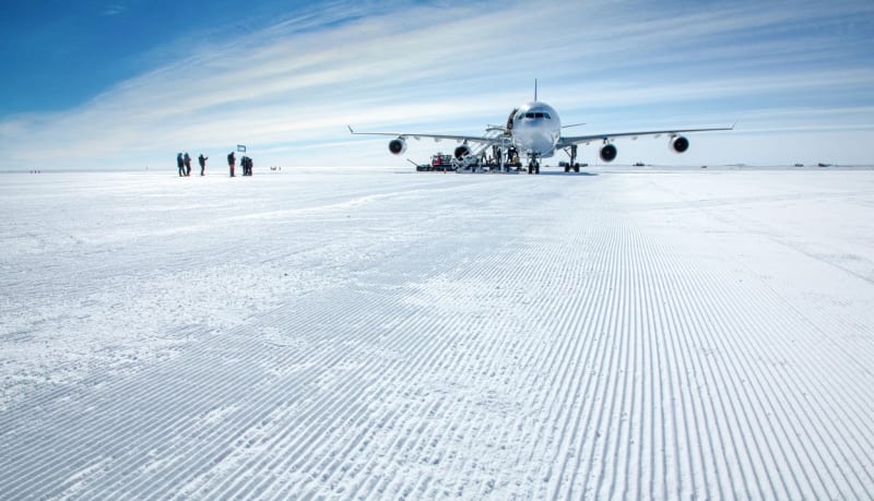 Na ranvejích na Antarktidě je velmi obtížné přistát.