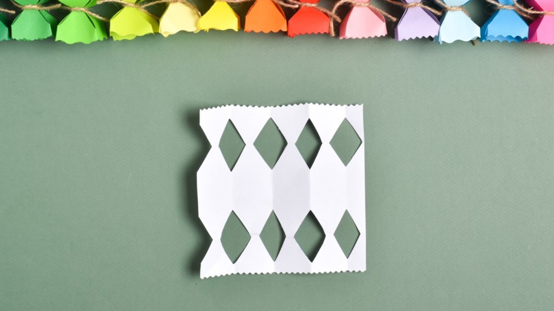 Adventní kalendář z papírových bonbonů : Odstřihněte dva trojúhelníky