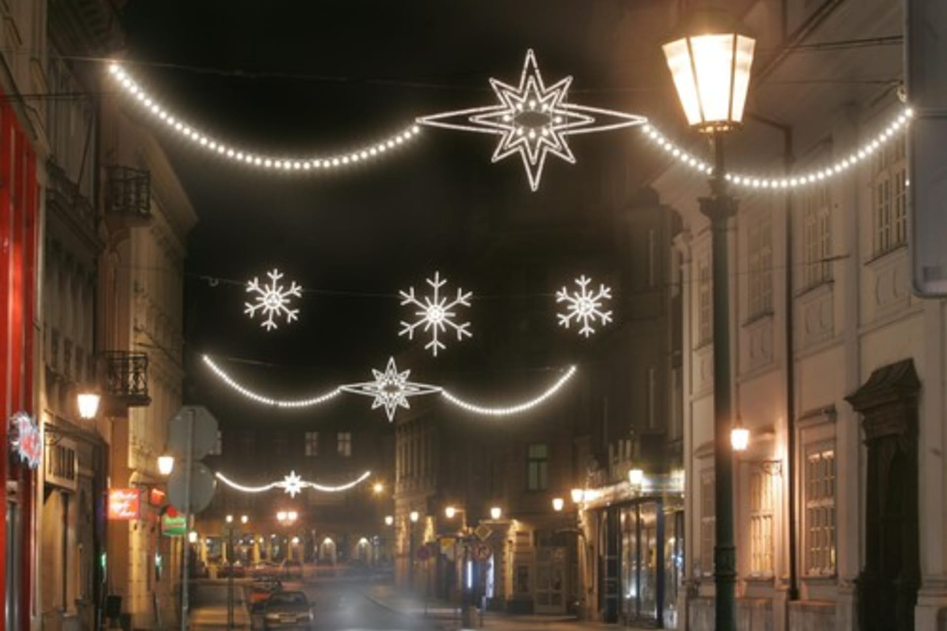 Populární vánoční výzdobu mohou lidé v Plzni najít v uličkách kolem náměstí Republiky.  