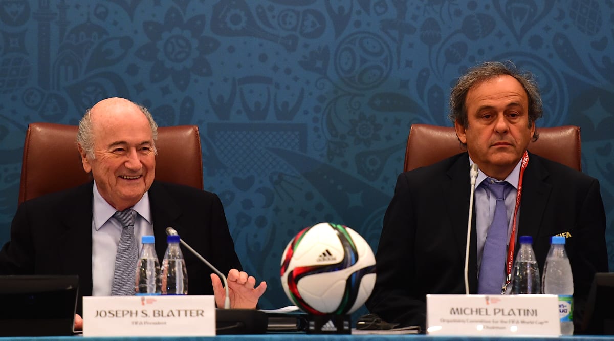 Joseph Blatter, bývalý šéf FIFA, a Michael Platini, exprezident UEFA, při losování kvalifikace fotbalového mistrovství světa 2018. O pár týdnů později oba ve svých funkcích kvůli obvinění z korupce skončili.