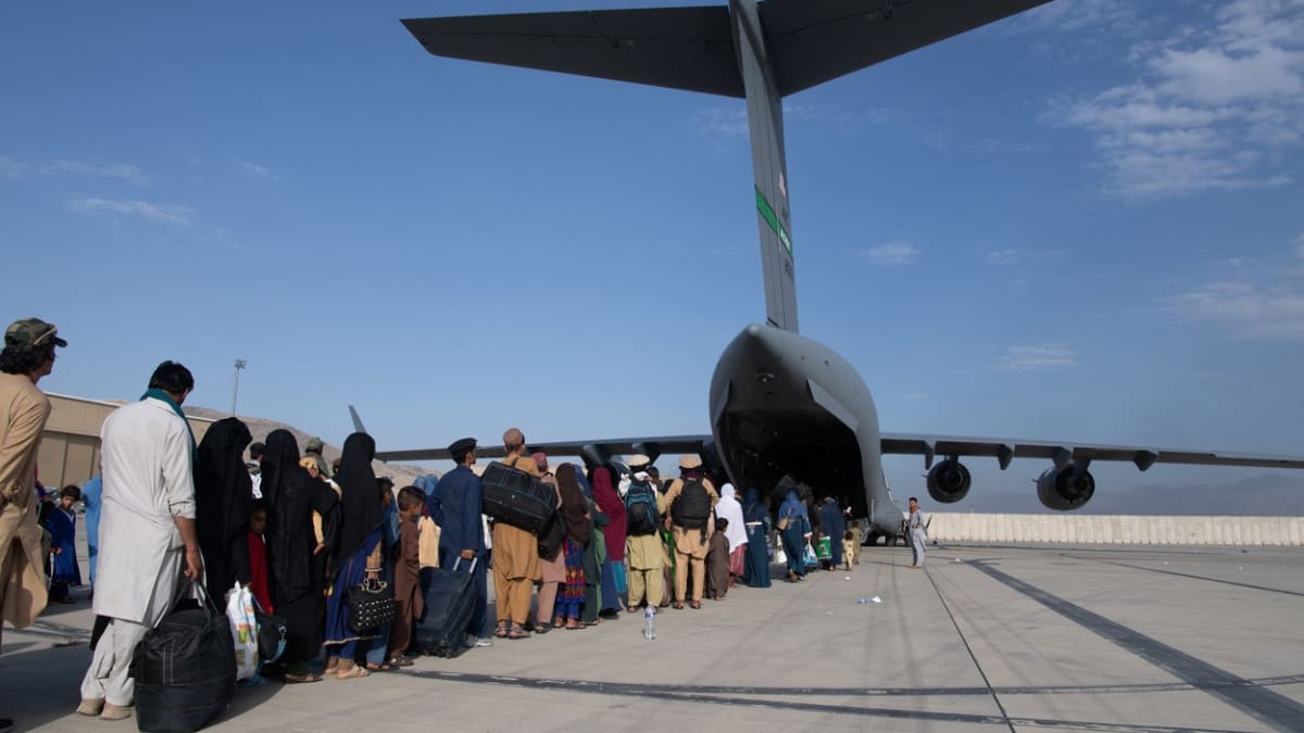 Do amerických letadel v Kábulu v srpnu nastoupily tisíce Afghánců.