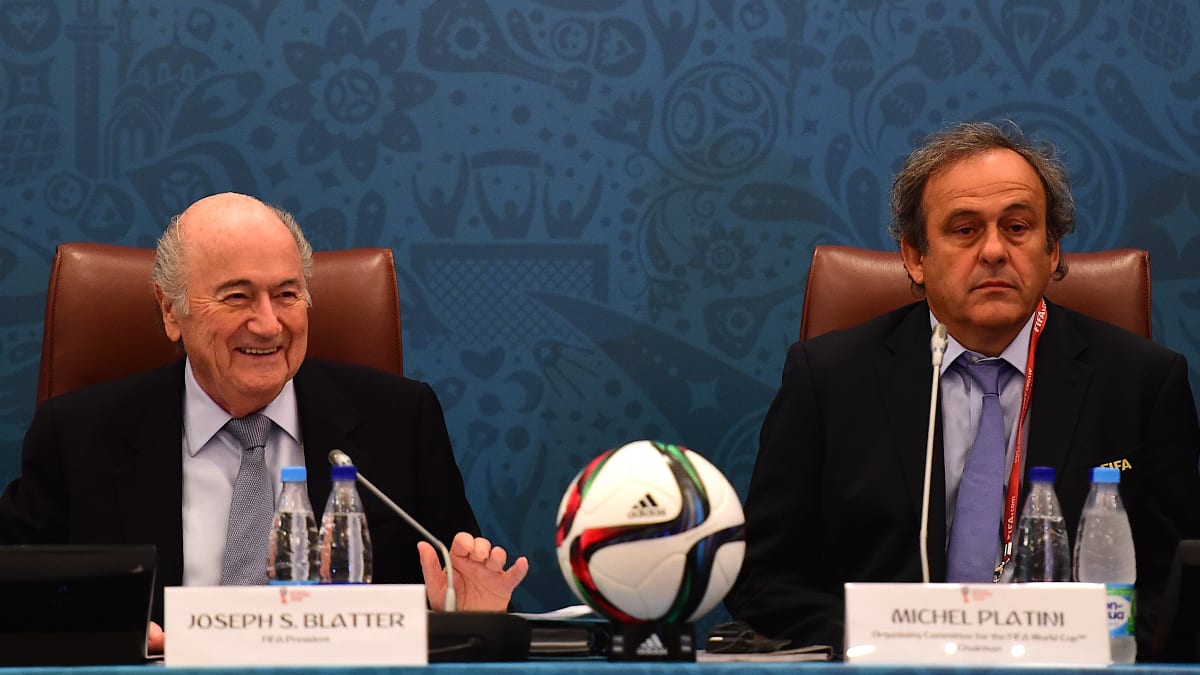Joseph Blatter, bývalý šéf FIFA, a Michael Platini, exprezident UEFA, při losování kvalifikace fotbalového mistrovství světa 2018. O pár týdnů později oba ve svých funkcích kvůli obvinění z korupce skončili.