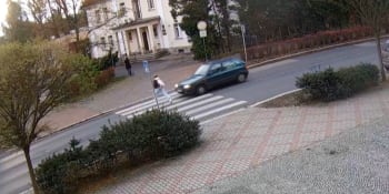 Řidič v České Lípě srazil dívku na přechodu. Z místa nehody ujel, pátrá po něm policie