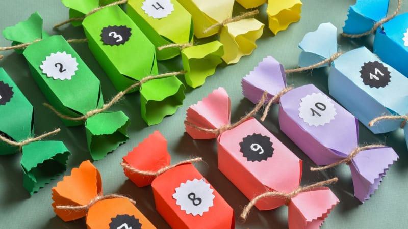 Adventní kalendář z papírových bonbonů: Vytvořte 24 barevných bonbonků
