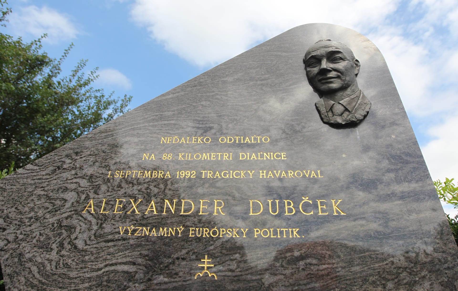Dubčekův pomník nedaleko místa, kde došlo k jeho tragické autonehodě.