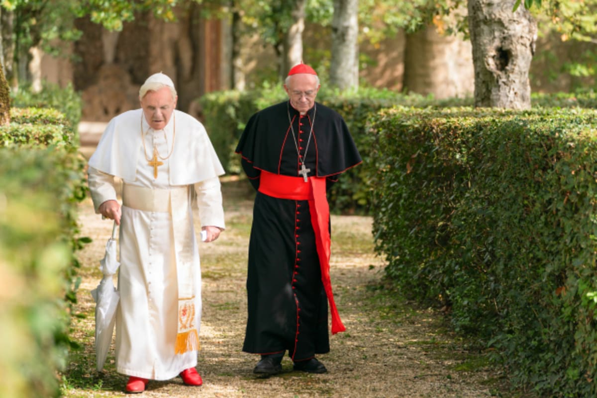 Anthony Hopkins a Jonathan Pryce ve filmu Dva papežové