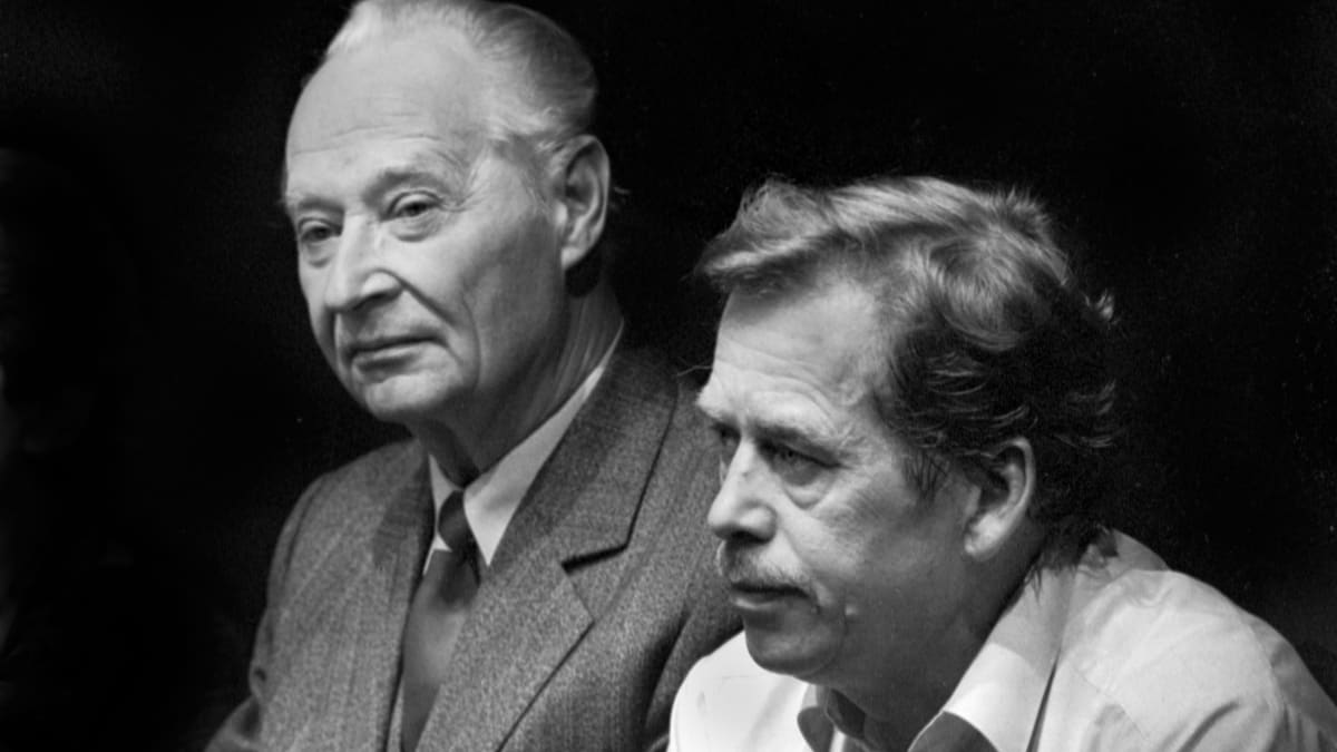 Alexander Dubček (vlevo) s Václavem Havlem. V jednu chvíli nebylo jasné, kdo z nich má být prezidentem.