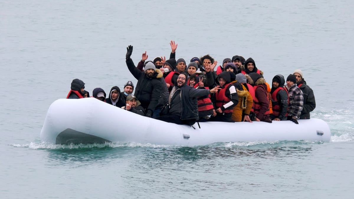 Migranti míří z Francie do Británie v přecpaných člunech.