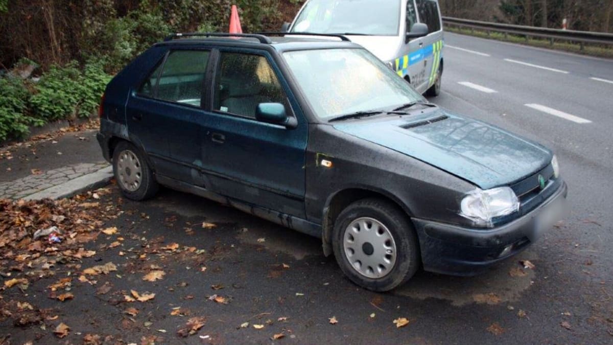 Řidiče, který v České Lípě na přechodu srazil 15letou dívku prozradilo jeho vozidlo.