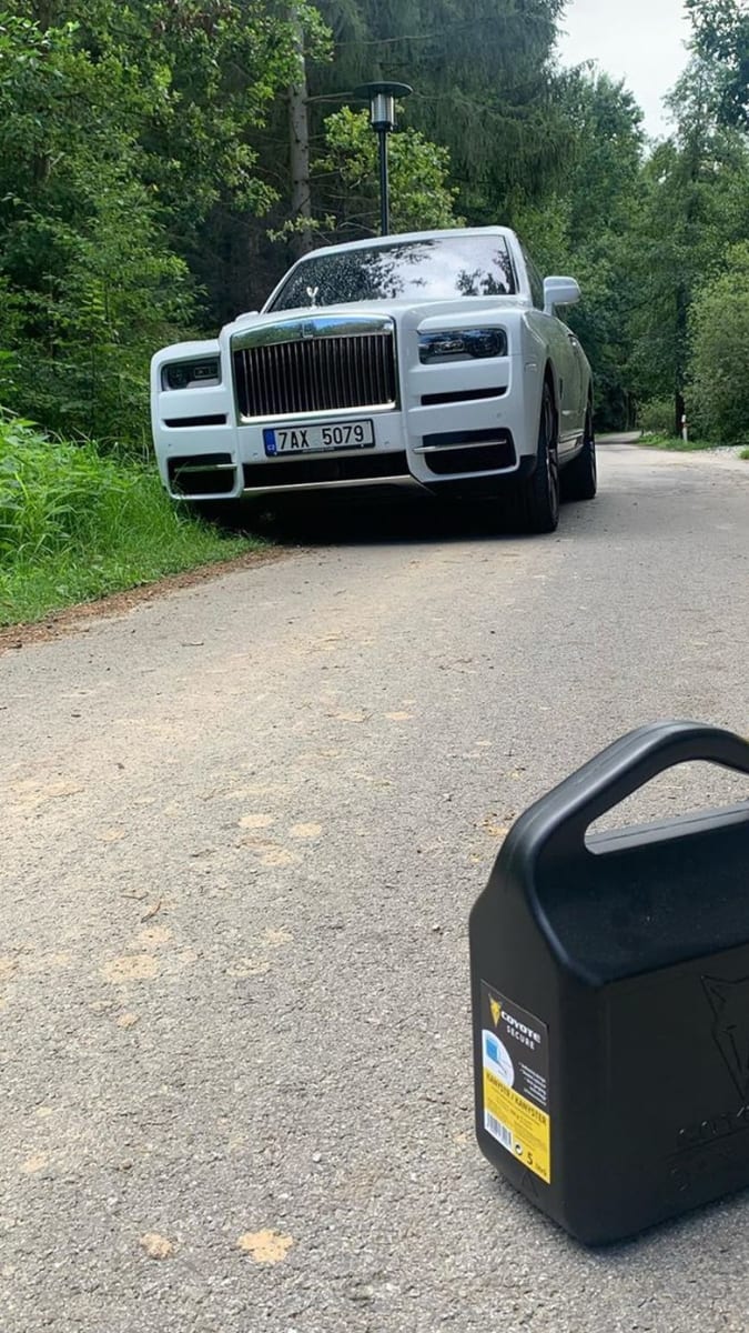 Podobnou rekvizitu jako ve videu pro Škodu ukázal Mareš i v létě se svým osobním Rolls-Roycem. Ten má ke Green Dealu hodně daleko.