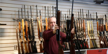 V USA mají více zbraní než obyvatel. Kolik Čechů a Slováků vlastní pistoli?