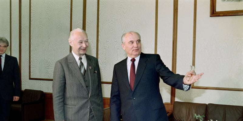 Někdejší spolužáci z moskevských studií - Alexander Dubček (vlevo) a Michail Gorbačov.