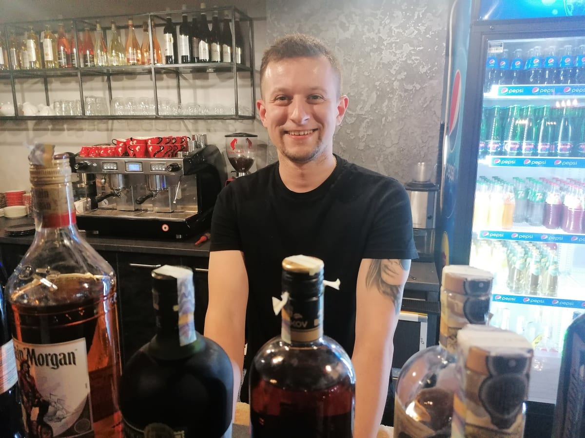 Provozní Sergej očkování odmítá. Podnik Nargi Bar ve Stodolní ulici v Ostravě