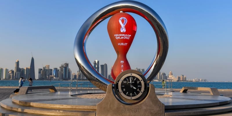 Hodiny odpočítávají start fotbalového šampionátu v Kataru. Začíná 21. listopadu 2022.