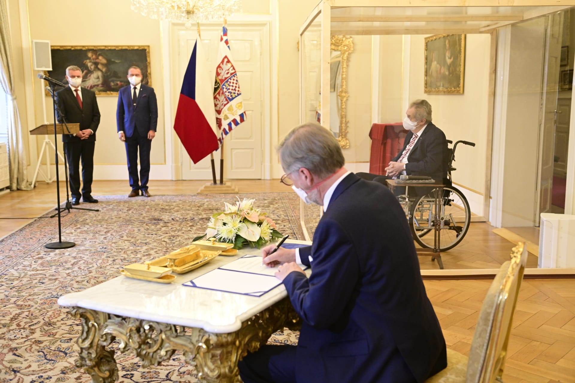 Prezident Zeman jmenoval Petra Fialu premiérem. Na zámku v Lánech byly dodržovány protiepidemická nařízení.