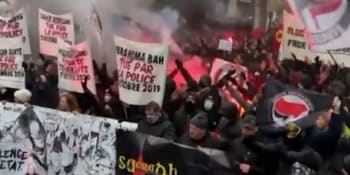 Evropu zahltily demonstrace. Protestující se vzepřeli restrikcím, napadali policisty