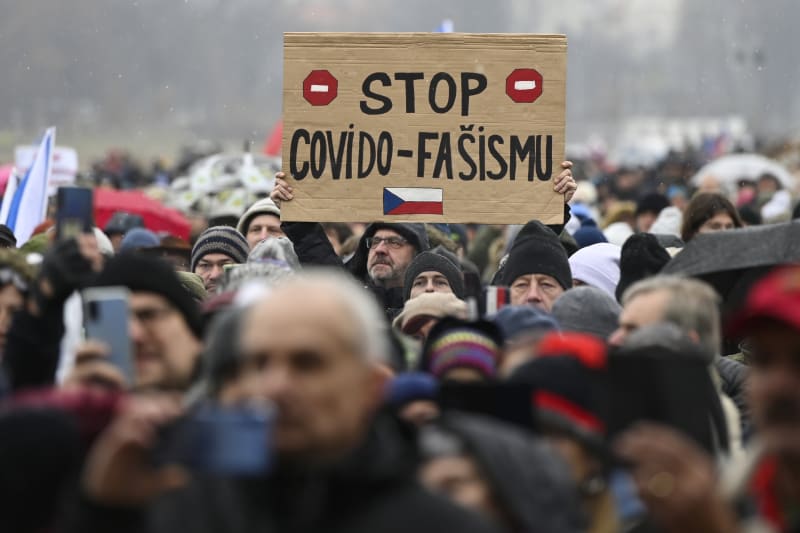 Demonstrace odpůrců opatření proti covidu na pražské Letné