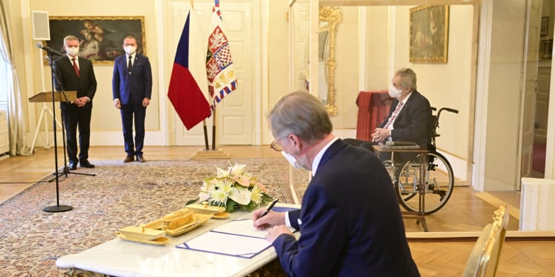 Prezident Zeman jmenoval Petra Fialu premiérem. Na zámku v Lánech byly dodržovány protiepidemická nařízení.