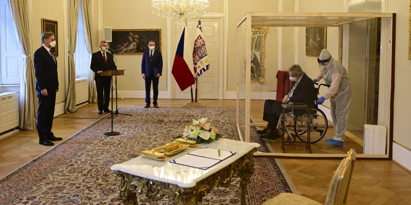Prezident Zeman jmenoval Petra Fialu premiérem. Na zámku v Lánech byla dodržována protiepidemická nařízení (28. 11. 2022).