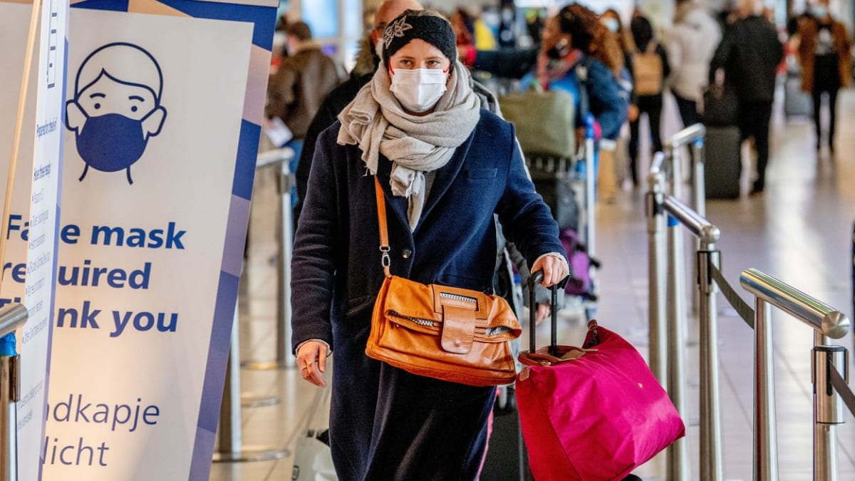 Nizozemské úřady pátrají po dalších potenciálně nakažených variantou omikron. První případy zachytily už na letišti v Amsterdamu.