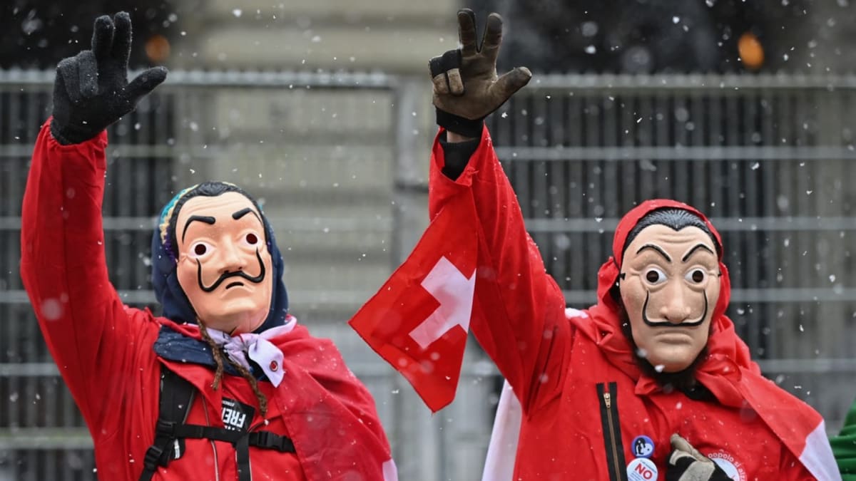 Demonstranti se v den referenda o covid pasech sešli před švýcarskou budovou parlamentu.