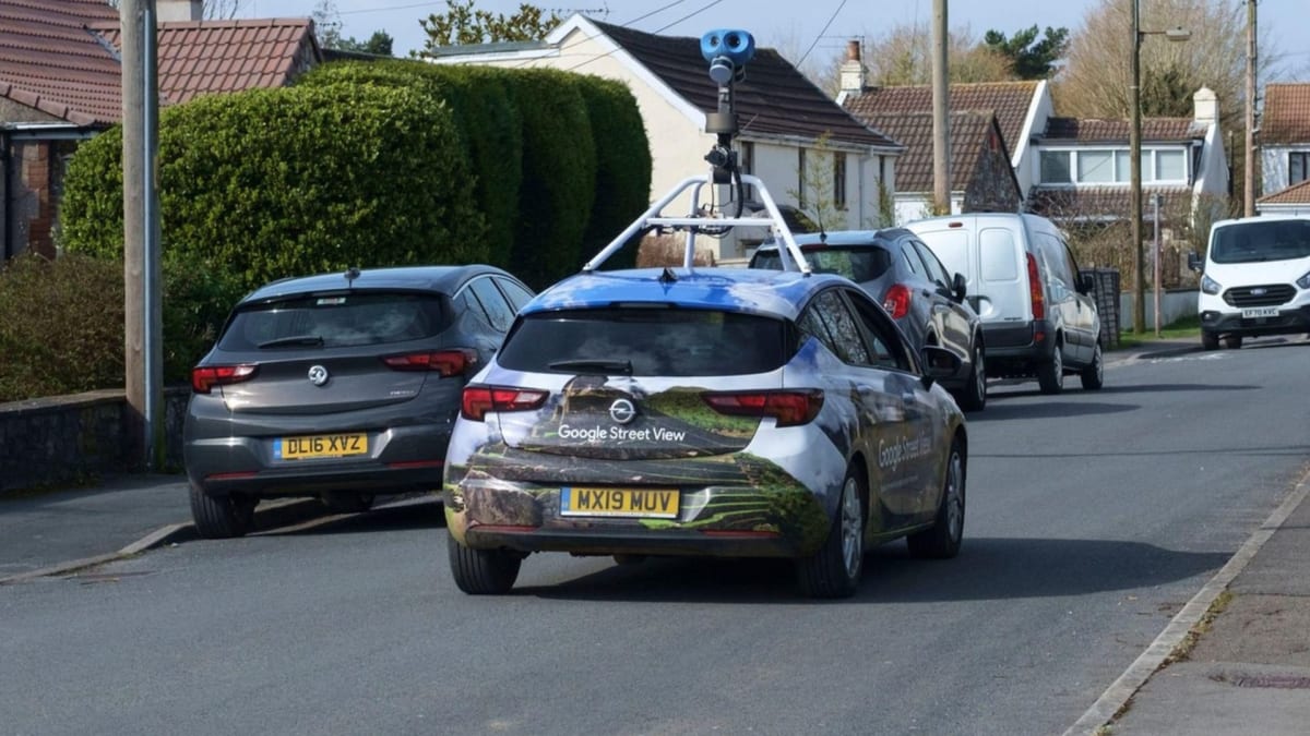 Vůz Google Street View sbírající data v britských ulicích.