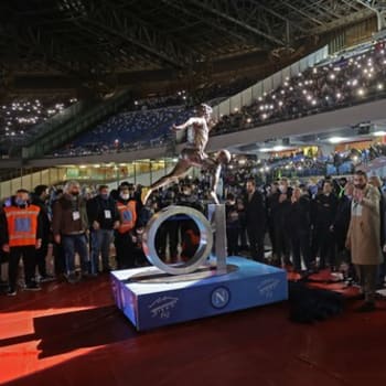 Neapol pojmenovala po Maradonovi také stadion, sochu odhalila rok po jeho smrti. 
