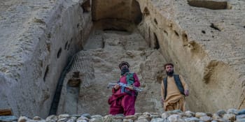 Tálibán zdemoloval obří sochy Buddhy. Po 20 letech vydělává na dírách ve skále