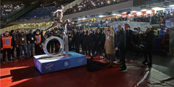 GALERIE: Neapol velkolepě odhalila sochu Maradony. Pomůže Argentinec ke třetímu titulu?