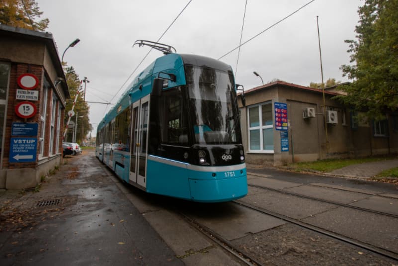 Tramvaj Škoda 39T začala v pondělí ve zkušebním provozu vozit cestující v Ostravě.