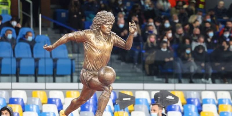 Neapol pojmenovala po Maradonovi také stadion, sochu odhalila rok po jeho smrti. 