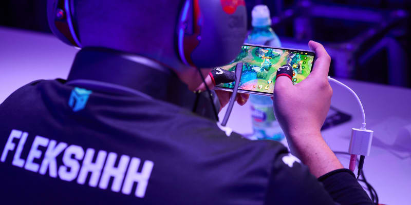 V mobilní hře Wilf Rift proti sobě stojí dva týmy po pěti hráčích, jejichž úkolem je dobýt soupeřovu hlavní budovu.