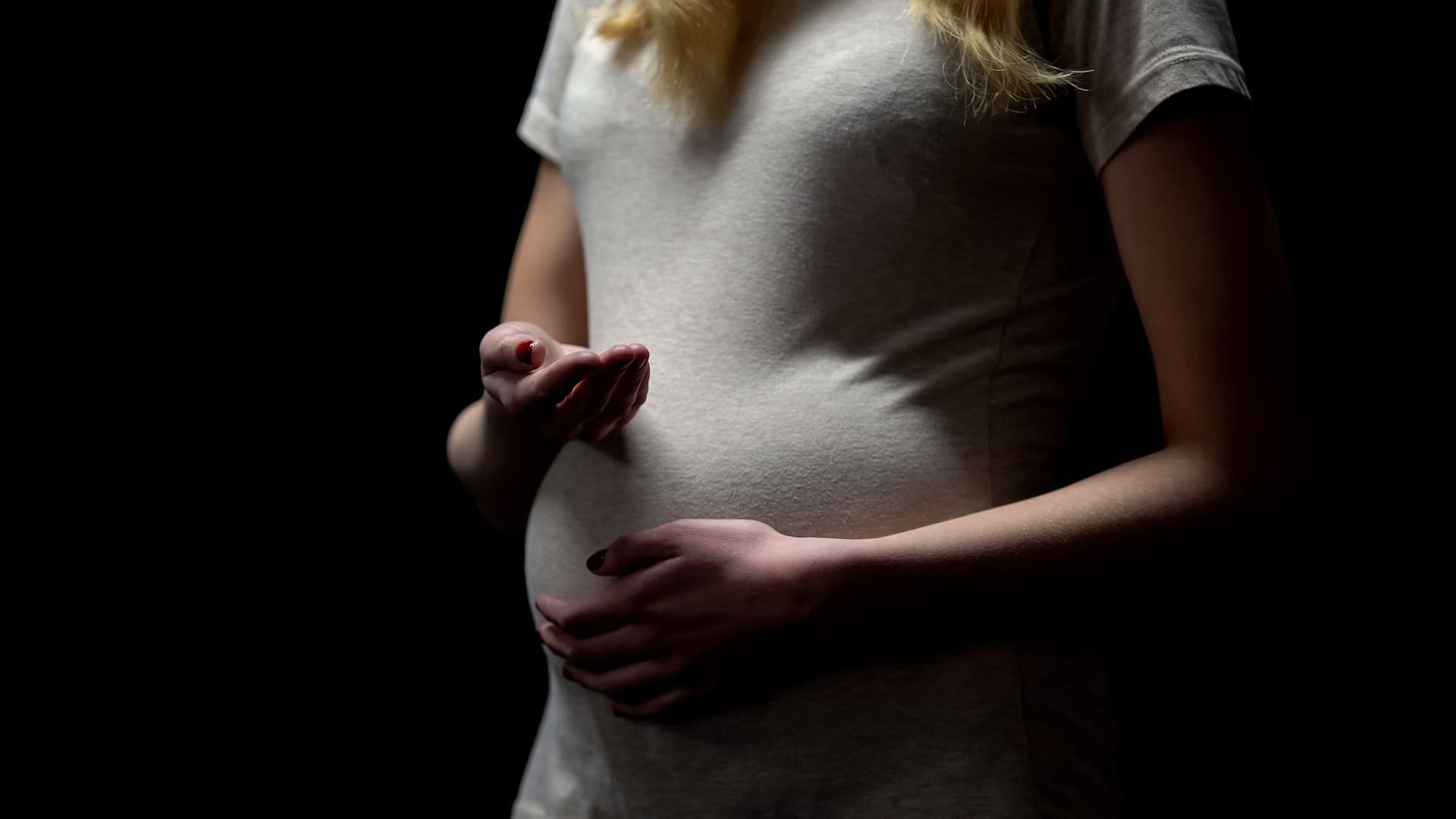 Těhotná žena v kómatu předčasně porodila. Dítě nepřežilo. (Ilustrační foto)