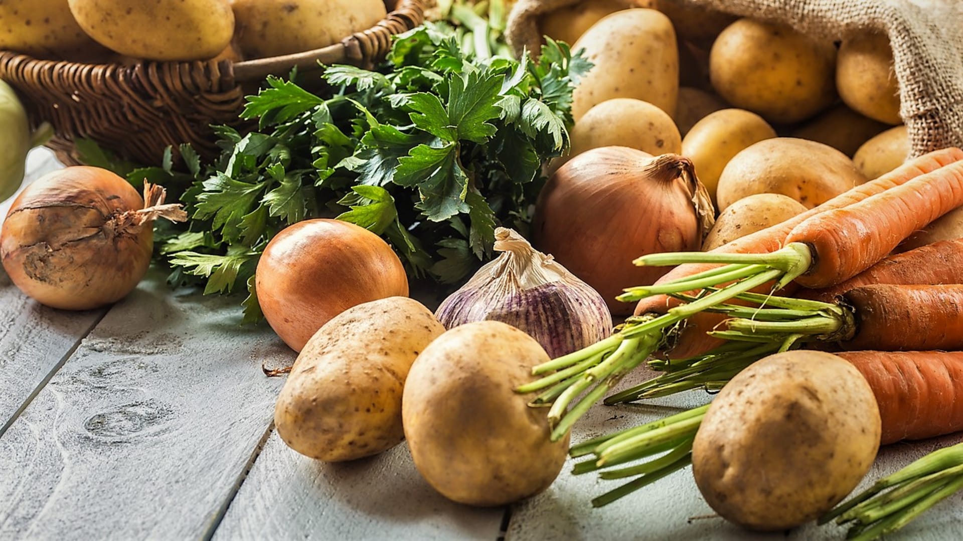 Základem bramboračky jsou hlavně brambory a kořenová zelenina